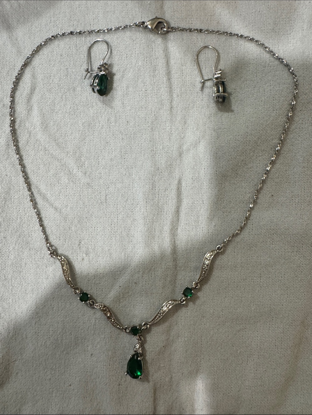 Elegant Green Crystal Teardrop Necklace and Earring Set - Silver Tone